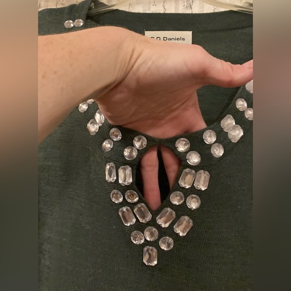 Ladies Size 1X Cathy Daniel’s Gray Top With Rhinestone Added To The  Neckline - Picture 4 of 16
